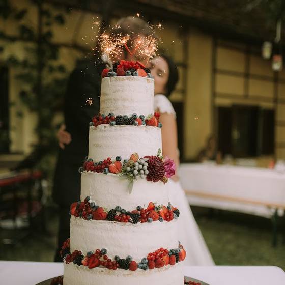 Hochzeitstorte aus der Schlosskonditorei (c) de-botanika-weddings