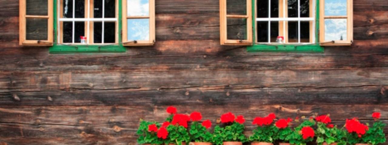 Fenster mit Geranien am Gaisrieglhof