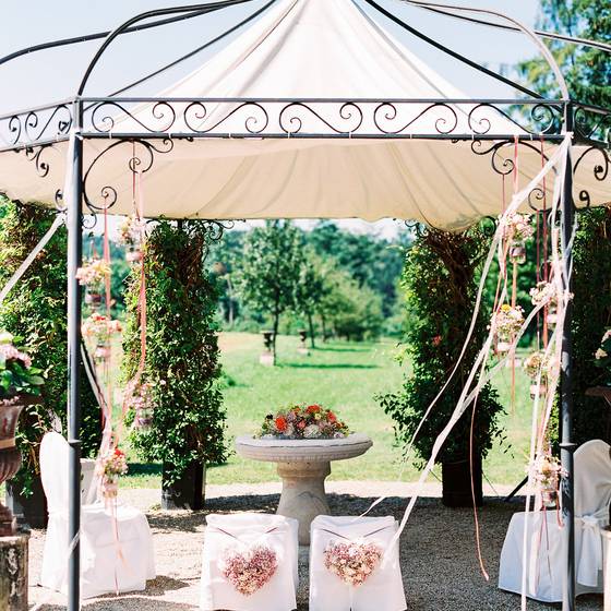 Hochzeit im Pavillon des Hotel Schloss Obermayerhofen (c) Melanie Nedelko