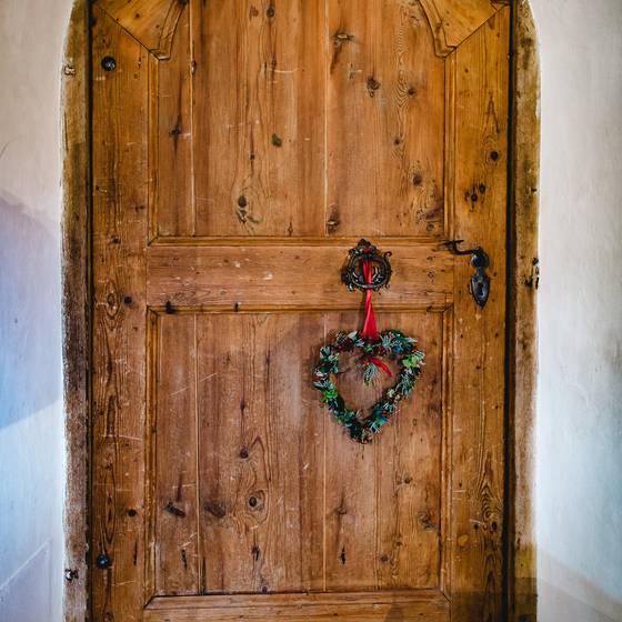 Wooden door at the Gaisrieglhof (c) Markus Schneeberger