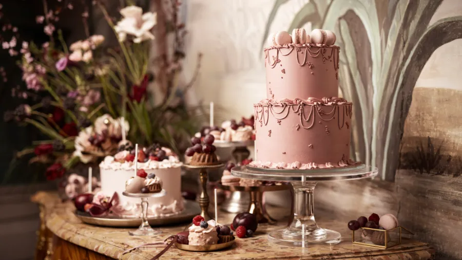 Mehrere Hochzeitstorten auf einem Marmortisch
